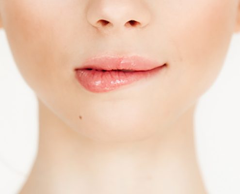 grano en el labio