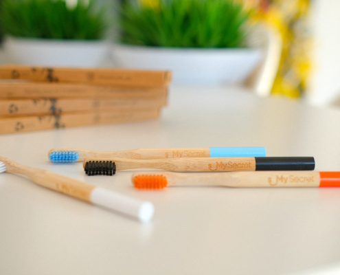 Cepillarse los dientes con cepillo manual