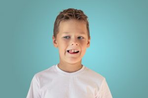 Niño con deglución atípica