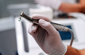 Instrumental para eliminar las manchas en los dientes